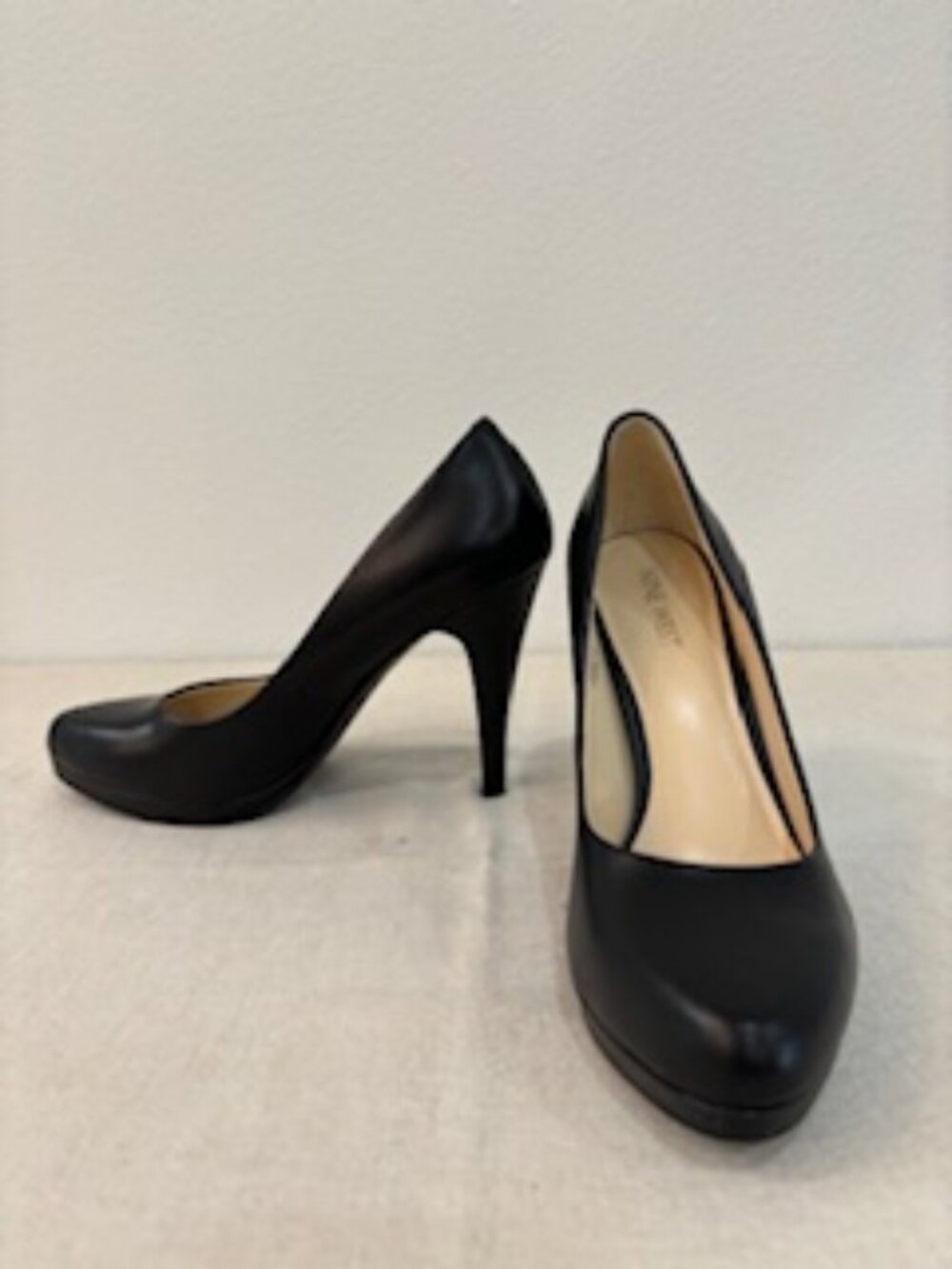 Like New Nine West Black Closed Toe Leather Heel/Pump - Size 8